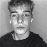 Profesor joven con el bachillerato recién sacado con éxito. Dispone de una gran capacidad de organización y de una facilidad a la hora de enseñar a los niños que esten cursando la ESO